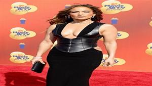 بالأسود.. جينيفر لوبيز تخطف الأنظار في حفل جوائز MTV 