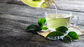 ماذا يحدث لجسمك عند شرب الشاي الأخضر مع الليمون؟ 4 فوائد صحية محتملة