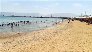 موج هادئ وسفن تعبر القناة.. بـ 5 جنيهات استمتع بالبحر على شاطئ السويس