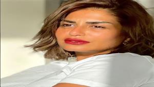 على سرير بالمستشفى.. منة فضالي تطلب الدعاء لوالدتها