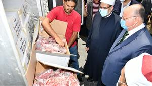 وزير الأوقاف ومحافظ القاهرة يوزعان لحوم صكوك الأضاحي على الأسر الأولى بالرعاية