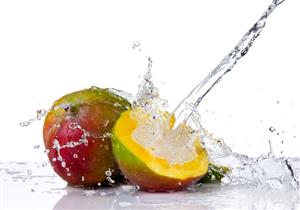 لماذا يفضّل نقع المانجو في الماء قبل تناولها؟