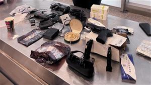 جمارك المطار تضبط طبنجة وطائرتَي تجسس مع راكب قادم من قطر