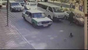 تركته أمه لتتسول.. لحظة إنقاذ رضيع من منتصف الطريق بالبحيرة (فيديو)