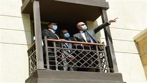 صور.. رئيس الوزراء يتفقد سير العمل بمشروع تطوير منطقة سور مجرى العيون