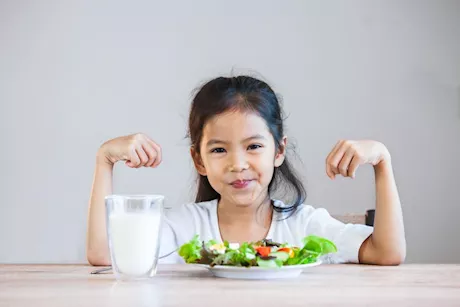 اللبن أم البيض؟.. أيهما أكثر فائدة كمصدر بروتين للأطفال؟