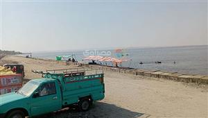 بالصور- "مصيف الغلابة" على بحيرة قارون ينافس الساحل بشمسيات شكائر وعوامات كاوتش