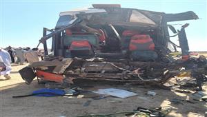 جثة و13 مصابًا على الطريق الصحراوي.. تصادم سيارة نقل وأتوبيس في أسيوط