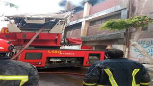 المعمل الجنائي يفحص خسائر حريق مخزن بحلوان