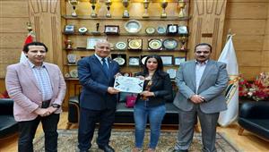 رئيس جامعة بنها يكرم سارة عبد ربه لحصولها على جائزة "إينسو أوردز"