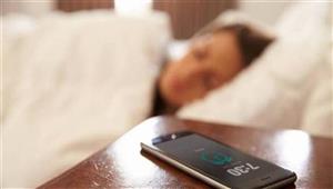 لماذا لا يفضل استخدام منبهات هواتفنا للاستيقاظ من النوم؟