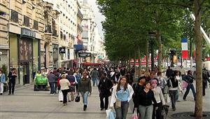 الحياة تعود لشوارع التسوق بأوروبا في ظل التعافي من جائحة كورونا