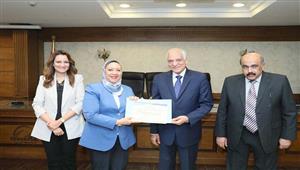 محافظ الجيزة يكرم 44 من العاملين بالديوان العام والأحياء والمراكز