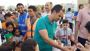 بالصور- متطوعو "حياة كريمة" يوزعون الحلوى والبالونات على الأطفال في السويس 
