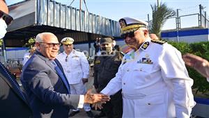 بالصور- محافظ بورسعيد يهنئ رجال تأمين محور قناة السويس بمناسبة العيد