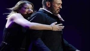 احتضنته من ظهره.. رد فعل كاظم الساهر بعدما فاجأته معجبة على المسرح (فيديو)