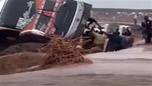 بالفيديو.. السيول تتسبب في انهيار المنازل وانقلاب الحافلات في شمال السودان