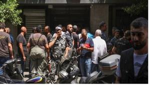 محتجز الرهائن داخل بنك في بيروت يسلم نفسه للشرطة