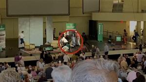 طعن سلمان رشدي: الكاتب "على جهاز تنفس صناعي" بعد تعرضه لإصابات خطيرة