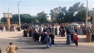    9 نعوش في جنازة واحدة.. مشهد مهيب لتشييع ضحايا "تصادم المنيا" في بلابيش سوهاج - صور