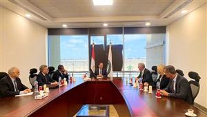 الملا يبحث الاستفادة من خبرات شركة دنماركية في تقنيات الأمونيا الخضراء