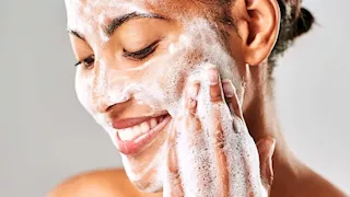 كم مرة يجب غسل الوجه يوميا؟.. تحذير من الإفراط في التنظيف