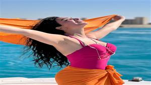 فنانة بالمايوه وأخرى في حمام السباحة.. النجمات على البحر (صور)