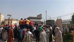 "ضحايا حادث الزعفرانة".. تشييع جنازة طبيب المنيا وزوجته وابنهما