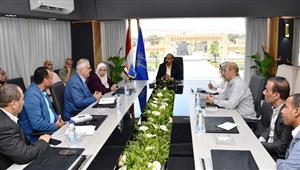 باستثمارات 20 مليار جنيه.. محافظ أسوان يناقش إنشاء أكبر مجمع صناعي للأسمدة