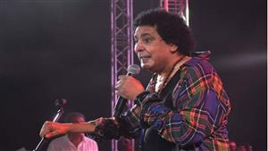 وجه التحية للاعبي الأهلي وتلقى هدية.. ماذا حدث في حفل محمد منير؟