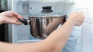 ماذا يحدث عند وضع الطعام الساخن مباشرة في الثلاجة