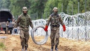 لاتفيا تبدأ في بناء سياج دائم على الحدود مع بيلاروسيا