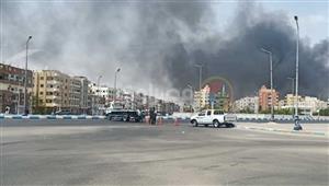 تشكيل لجنة لمتابعة أثار حريق سيارة المواد البترولية في السويس - صور  