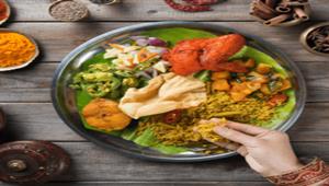 بعد إثارة أمينة شلباية الجدل.. 5 فوائد لتناول الطعام باليدين