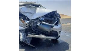 بينهم أطفال.. 8 مصابين من أسرتين  في اصطدام سيارة بالحاجز الخرساني على طريق السويس