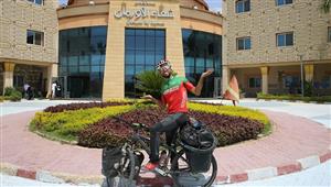 قطع 42 ألف كيلو متر بدراجة.. الرحالة المغربي عبدالهادى السكرابي يدعم محاربي السرطان بالأقصر 