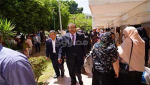 بالصور- رئيس جامعة سوهاج يتابع تسكين الطالبات بالمدن الجامعية