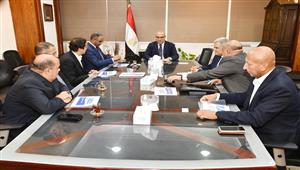 وزير الإسكان يلتقي إحدى الشركات المصرية لمناقشة توفير الطلمبات اللازمة لمشروعات المياه والصرف