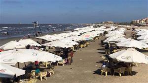 البحر حصيرة.. أمواج هادئة تزيد إقبال المصيفين على شواطئ بورسعيد (فيديو وصور)