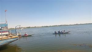 الإنقاذ النهري يواصل البحث عن جثماني معلم وطفل غرقا في حادث معدية بني سويف- صور