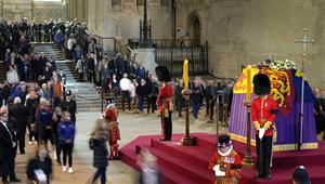 صور- القبض على رجل حاول الاقتراب من نعش الملكة إليزابيث الثانية