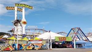   فتاة شعرها يلتف حول عجلة ملاهي- ما فعلوه لإنقاذها غير متوقع