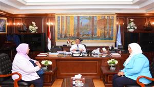 صور.. محافظ الإسكندرية يسلم الأم المثالية وسام الكمال من الطبقة الثانية - صور 