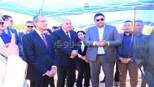 ألياف ضوئية.. وزير الاتصالات يتفقد أعمال توصيل الانترنت في قرية الحلة بقنا - صور