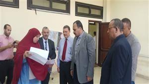 صور.. نائب رئيس جامعة بنها يتفقد إجراءات الفحص الطبي للطلاب الجدد 