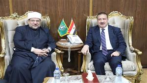  توجيهات الرئيس.. وزير الأوقاف يسلم محافظ المنوفية 2 طن لحوم "صكوك الإطعام"