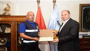 جثة وحقيبة أموال على الطريق.. تكريم مسعف وسائق أعادا 1.27 مليون جنيه في أسيوط - صور