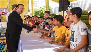 بالصور- محافظ الإسكندرية يوزع مستلزمات مدرسية على 100 طفل من ذوي الهمم والأيتام