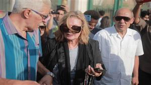 صور| بكاء يسرا في جنازة هشام سليم