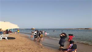 بالصور- استقرار البحر بشواطئ شرق الإسكندرية والرايات التحذيرية ترفرف غربا